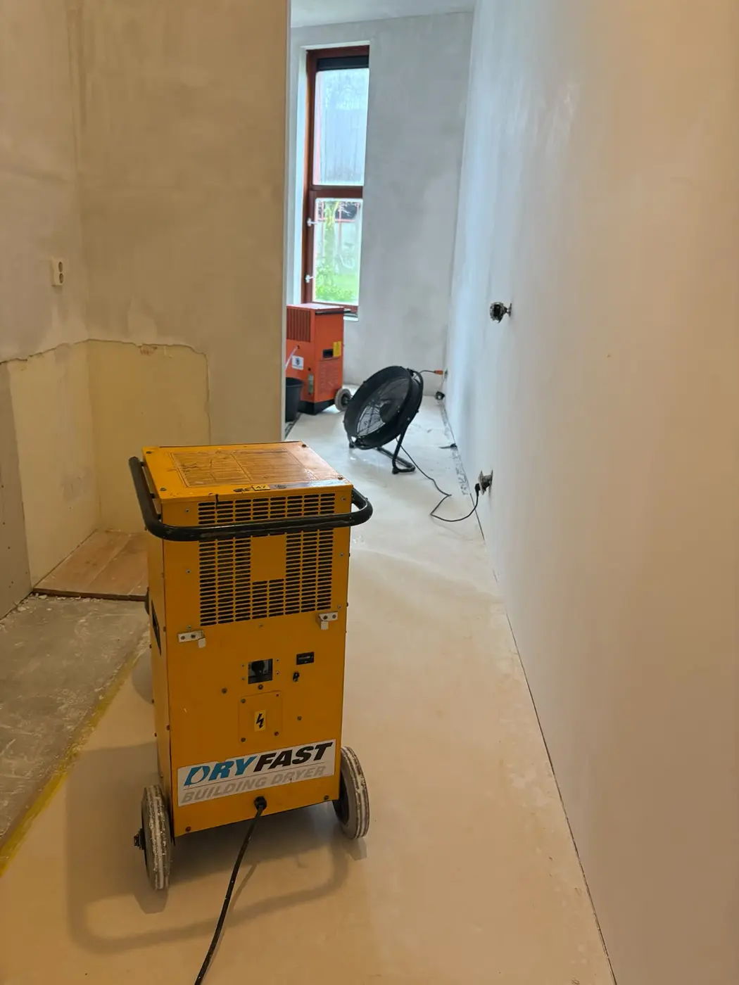 Professionele bouwdroger en ventilator opgesteld in een woning in Amsterdam