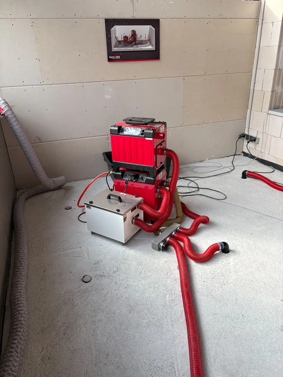 Specialistische drooginstallatie met slangen voor constructiedroging in Amsterdam
