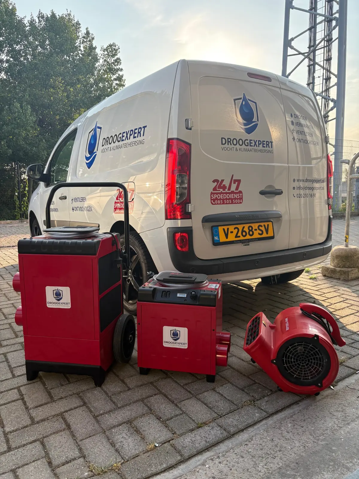 Droogexpert bedrijfswagen met professionele droogapparatuur voor inzet in Amsterdam en omgeving