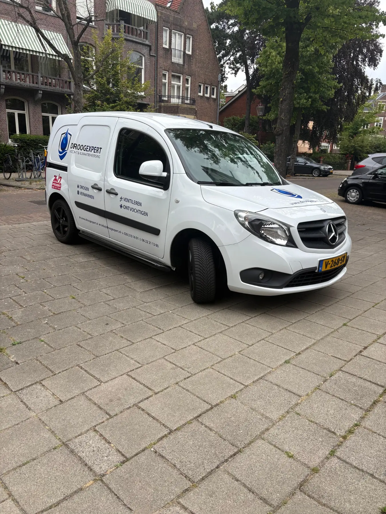 Droogexpert bedrijfswagen voor levering en ophalen van droogapparatuur