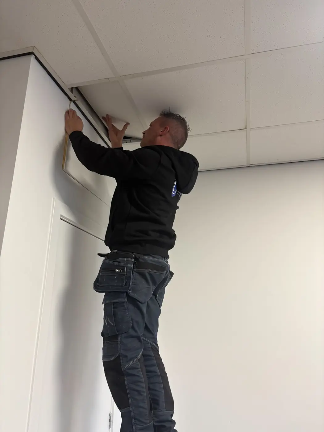 Droogexpert-specialist inspecteert een plafondconstructie